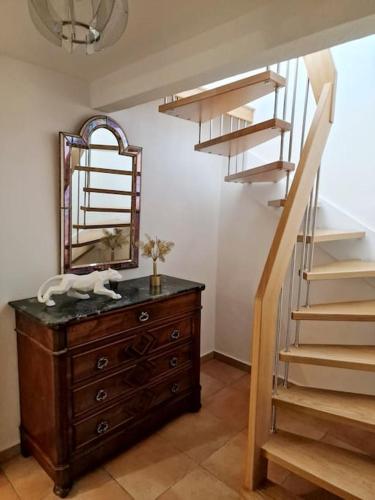 une chambre avec un escalier et une commode avec un miroir dans l'établissement VILLA 4 Étoiles , La Caravelle , Mer à 400 metres , été du Dimanche au Dimanche, à Saint-Peïre-sur-Mer