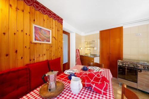 a living room with a table and a red couch at Casa Savin in Pontboset