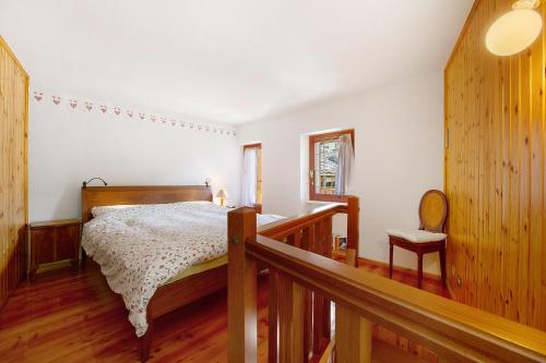 a bedroom with a bed and a wooden floor at Casa Savin in Pontboset