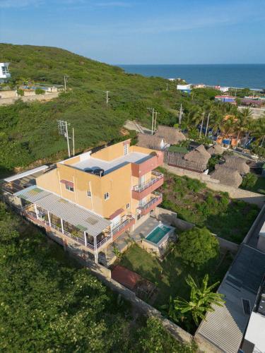 サンタ・ベロニカにあるBachue kite wing and houseの海の丘の上の家の空見