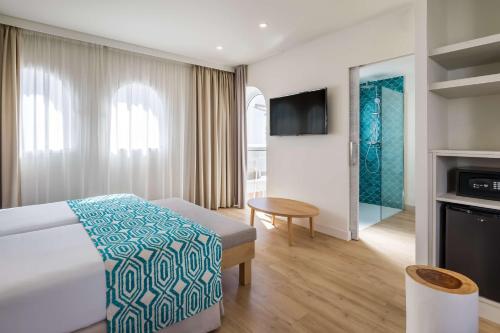 Un ou plusieurs lits dans un hébergement de l'établissement Occidental Torremolinos Playa