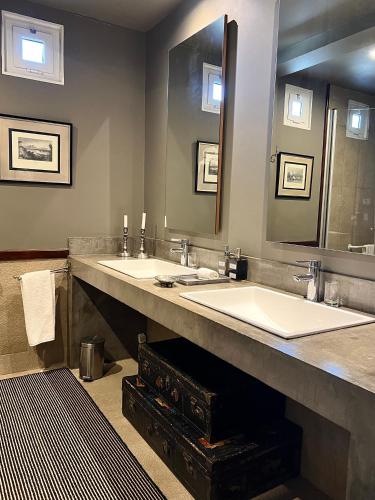 a bathroom with two sinks and a large mirror at Legado Mitico Buenos Aires in Buenos Aires