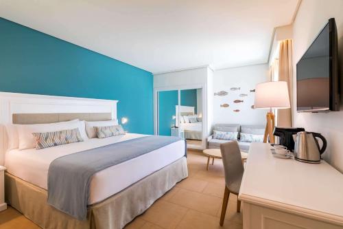 Un ou plusieurs lits dans un hébergement de l'établissement Occidental Torremolinos Playa