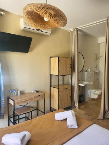 La salle de bains est pourvue d'un lit, d'un bureau et d'un lavabo. dans l'établissement Hôtel de la Mer, à Hyères
