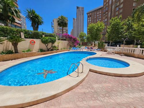 - une piscine avec une étoile de mer au milieu dans l'établissement Apartamentos Maria Victoria, à Benidorm