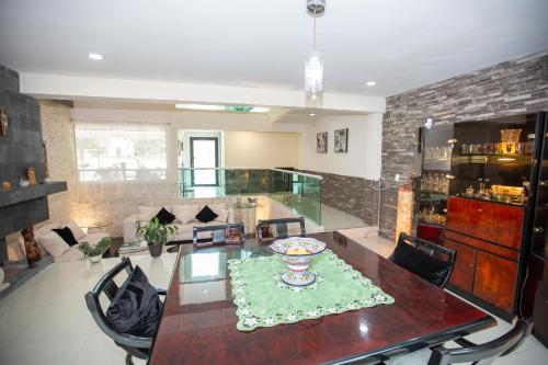 a dining room with a table and chairs at Loft con sala, desayunador y baño in Lomas de Angelopolis