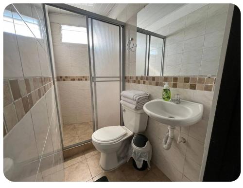 Vannituba majutusasutuses Apartamento Familiar Complejo Acuático, centros Médicos y Polideportivo