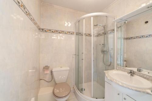 une salle de bain avec une douche, des toilettes et un lavabo dans l'établissement Appartement Mandelieu sur les berges de Siagne, à Mandelieu-la-Napoule