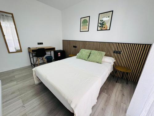 Posteľ alebo postele v izbe v ubytovaní Habitacion Malaga