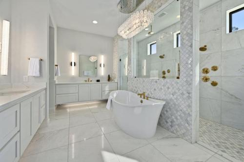 Ένα μπάνιο στο Lone Star Luxe Luxury Getaway On Lake Travis