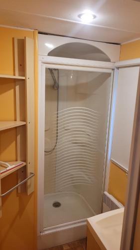 une douche avec une porte vitrée dans une salle de bain dans l'établissement Vias-Plage Camping Les Salisses Quality Holidays, à Vias