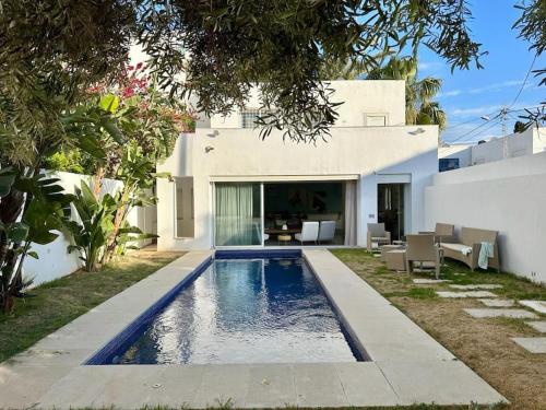 a swimming pool in the backyard of a house at Loft Ambassadeur in La Marsa
