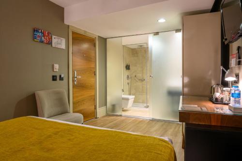 1 dormitorio con 1 cama y baño con ducha en Ramada Istanbul Grand Bazaar, en Estambul