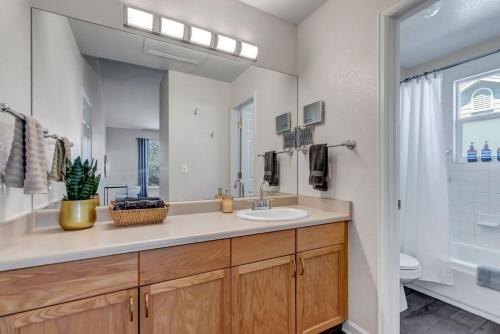 een badkamer met een wastafel en een toilet bij Ultimate Family Getaway Spacious 4-bedroom in Arvada