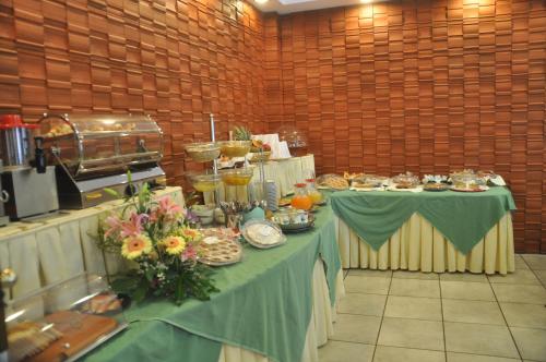 una stanza con due tavoli con piatti di cibo di Albergo Fiorenza a Salerno