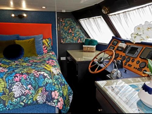 Postel nebo postele na pokoji v ubytování JASMINE CORAL JAY Boutique Boatel Ocean Village