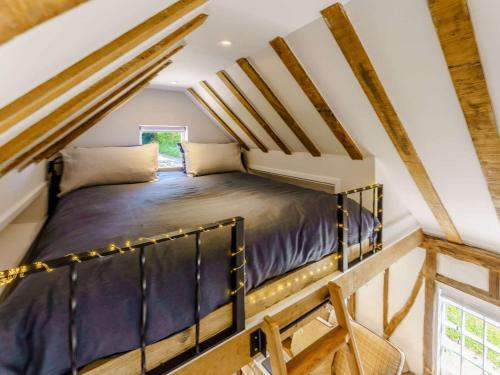 Ένα ή περισσότερα κρεβάτια σε δωμάτιο στο 1 Bed in Biddenden 82527