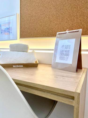 a wooden table with a sign on top of it at Guest House Espinardo Casa Universitaria in Espinardo