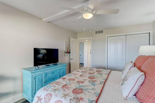 Un pat sau paturi într-o cameră la Amelia Surf and Racquet Club Condo - Oceanfront - Pools - Tennis Courts - Sleeps 4