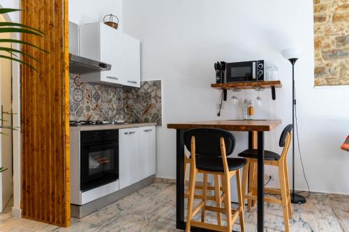A kitchen or kitchenette at L'ombelico del Monte - appartamenti del centro storico - JUST RESTORED MAY 2024