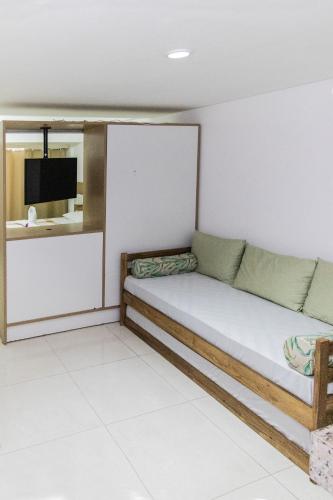 a room with a bed and a tv in it at Flat Pipa Oceano in Pipa