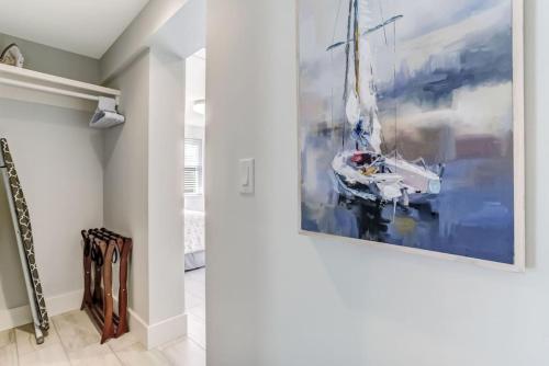 Vannituba majutusasutuses The Reef - Cozy Hideaway - Private Patio - Located Steps from the Beach