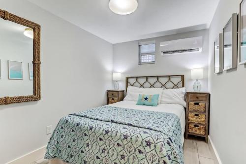 Voodi või voodid majutusasutuse The Reef - Cozy Hideaway - Private Patio - Located Steps from the Beach toas