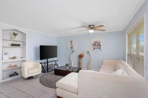 TV a/nebo společenská místnost v ubytování Delightful Apartment in Iowa, LA - Apartment 4