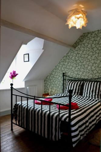 une chambre avec un lit dans un grenier dans l'établissement Poppy Cottage lovely fully-equipped cottage for 6 people, à Barneville-Carteret