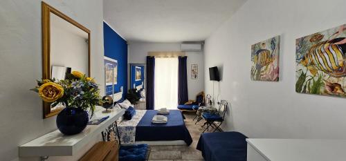 una sala de estar con paredes azules y blancas. en La Piccola Perla di Ortigia, en Siracusa