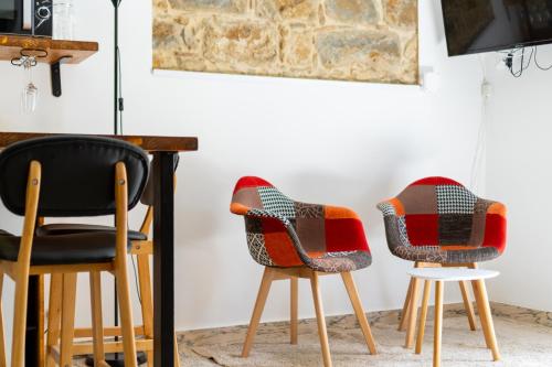 two chairs and a table in a room at L'ombelico del Monte - appartamenti in centro storico in Piazza Armerina