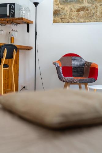a chair sitting next to a table in a room at L'ombelico del Monte - appartamenti in centro storico in Piazza Armerina