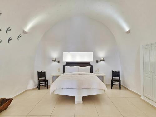 菲羅斯特法尼的住宿－Karpimo Horizon，白色卧室配有白色的床和两把椅子