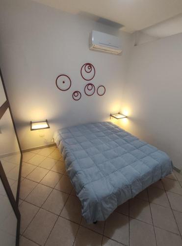 antohouse intero appartamento R5883 في كوارتوتشو: غرفة نوم بسرير واضاءين على الحائط