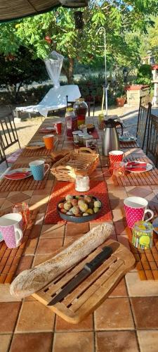 ein Picknicktisch mit Essen darauf in der Unterkunft La Picholine, chambre ciboulette in Courry