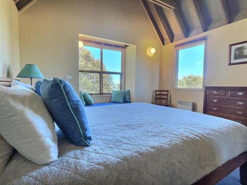 Una cama o camas en una habitación de Red Robin