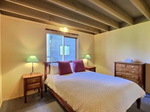 Una cama o camas en una habitación de Red Robin