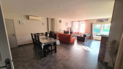 une salle à manger et un salon avec une table et des chaises dans l'établissement Maison confortable à Mareuil-sur-Cher avec équipements modernes, à Mareuil-sur-Cher