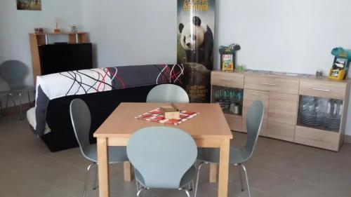 une pièce avec une table et des chaises et une cuisine dans l'établissement Maison confortable avec jacuzzi à Mareuil-sur-Cher, à Mareuil-sur-Cher