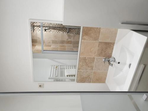 d'une salle de bains pourvue d'une douche dans un miroir. dans l'établissement Maison confortable avec jacuzzi à Mareuil-sur-Cher, à Mareuil-sur-Cher