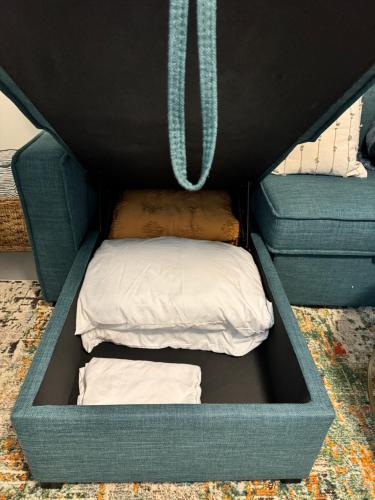 1 cama en una caja en una habitación en Modern Studio Oasis, WFH, Mins to Uni of Portland en Portland