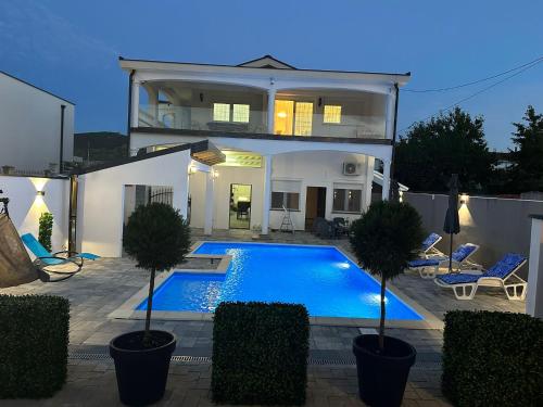 Bazén v ubytování Luxury Villa Euphoria nebo v jeho okolí