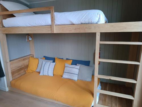 - deux lits superposés avec des oreillers dans l'établissement Les cabanes au bord du lac, à Saint-Gérons