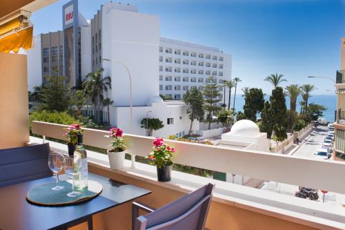 a balcony with a table and chairs and a view of the ocean at Apt Del Mediterraneo View in Nerja