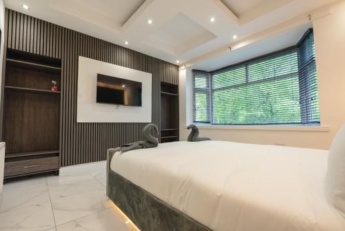 sypialnia z dużym łóżkiem i telewizorem w obiekcie OYO Bellevue Apartments Middlesborough w mieście Middlesbrough