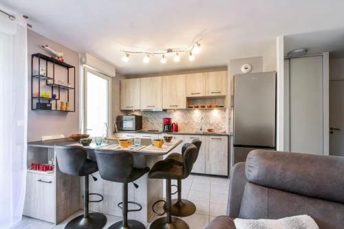 une cuisine avec une table et un réfrigérateur dans l'établissement Beautiful apartment with terrace Annecy, à Annecy