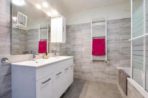 ein Badezimmer mit zwei Waschbecken und einem Spiegel in der Unterkunft Beautiful apartment with terrace Annecy in Annecy