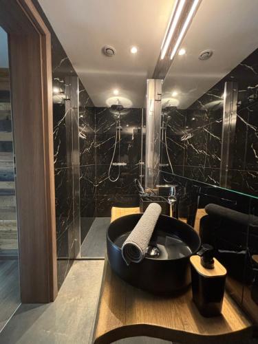 un bagno con vasca e doccia di La Ferme de Rochesson, Jacuzzis & Piscine commune a Rochesson