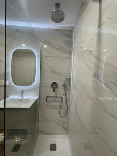 Ένα μπάνιο στο Riscal Suits Luxury