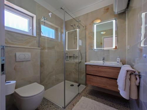 Kúpeľňa v ubytovaní Apartment in Kampor with sea view, balcony, air conditioning, WiFi (4838-1)